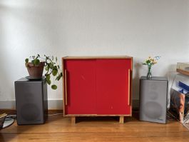 Vintage-Kommode Holz mit roten Schiebetüren