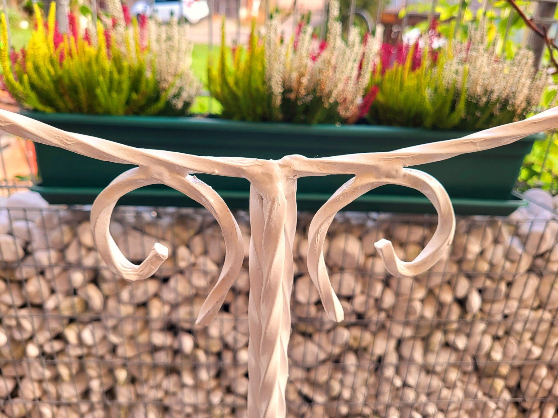 Altro in Decorazioni & Accessori: Antiker Eisenständer / Loop emailliert / Höhe 170 cm – Usato da Schafhausen im Emmental venduto da Herzrose