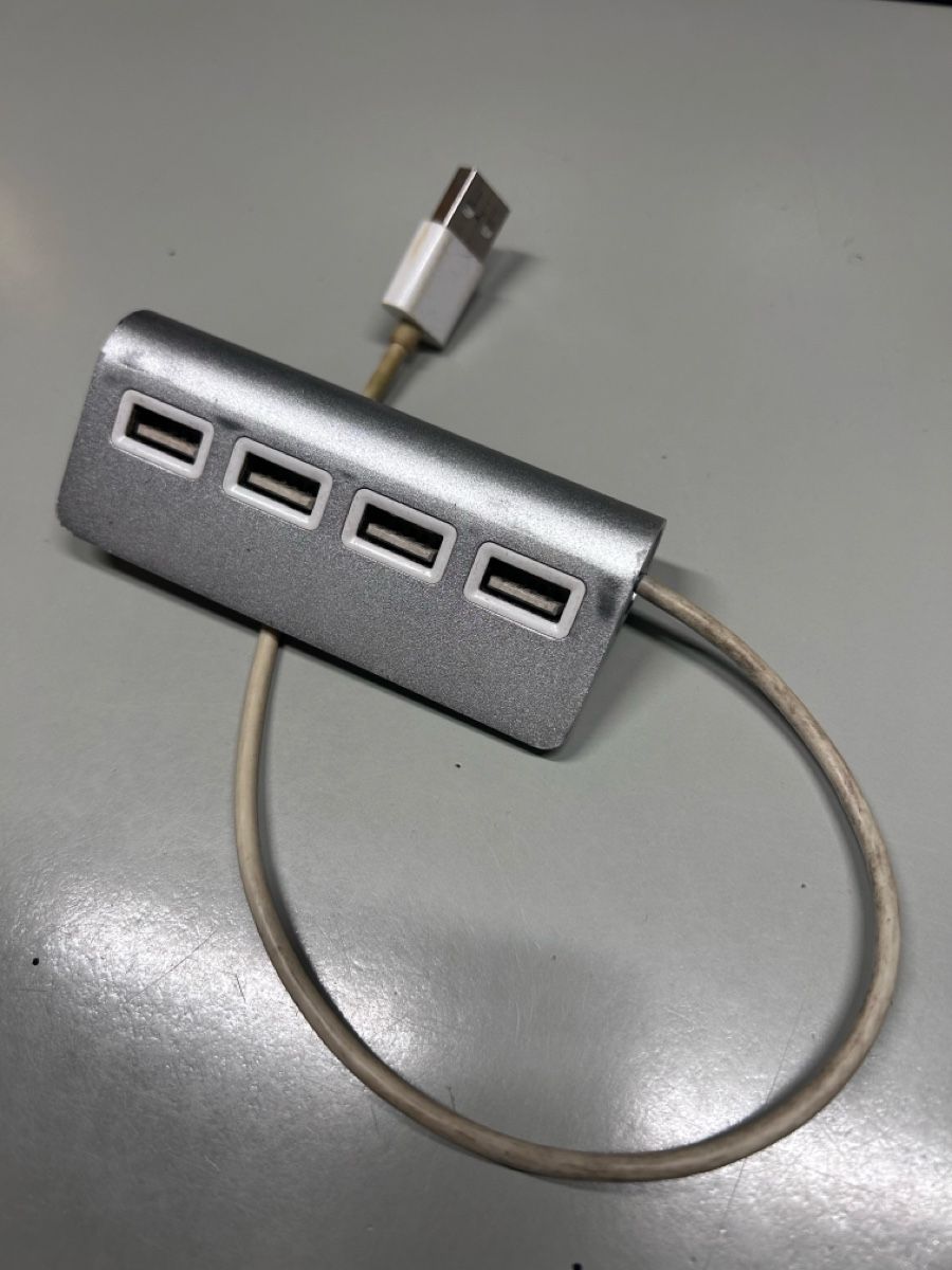 Hub & Switch: Hub USB 4 Porte – Usato da Giubiasco venduto da LorisVale