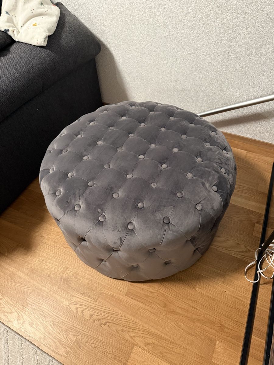 Tabourets: Samt Hocker Chesterfield grau – D'occasion à Oensingen par rom_6fhm 1