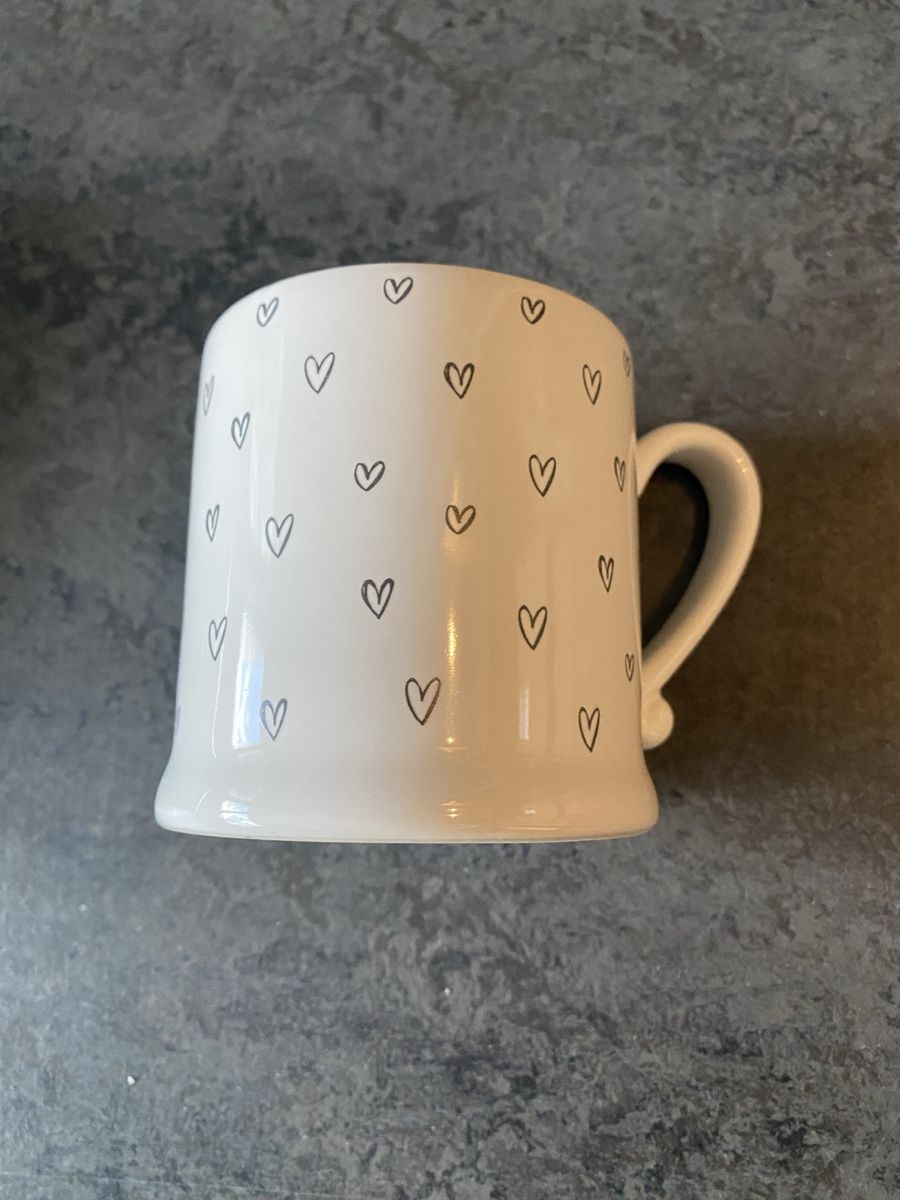 Tassen: Herzige Kaffeetasse mit Herzchen Muster ☕❤️ neu – Gebraucht aus Zürich von VictoriaV01