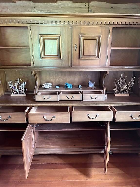 Büffets: Buffet aus Nussbaum-Holz – Gebraucht aus Klosters von lzo_btq5 2