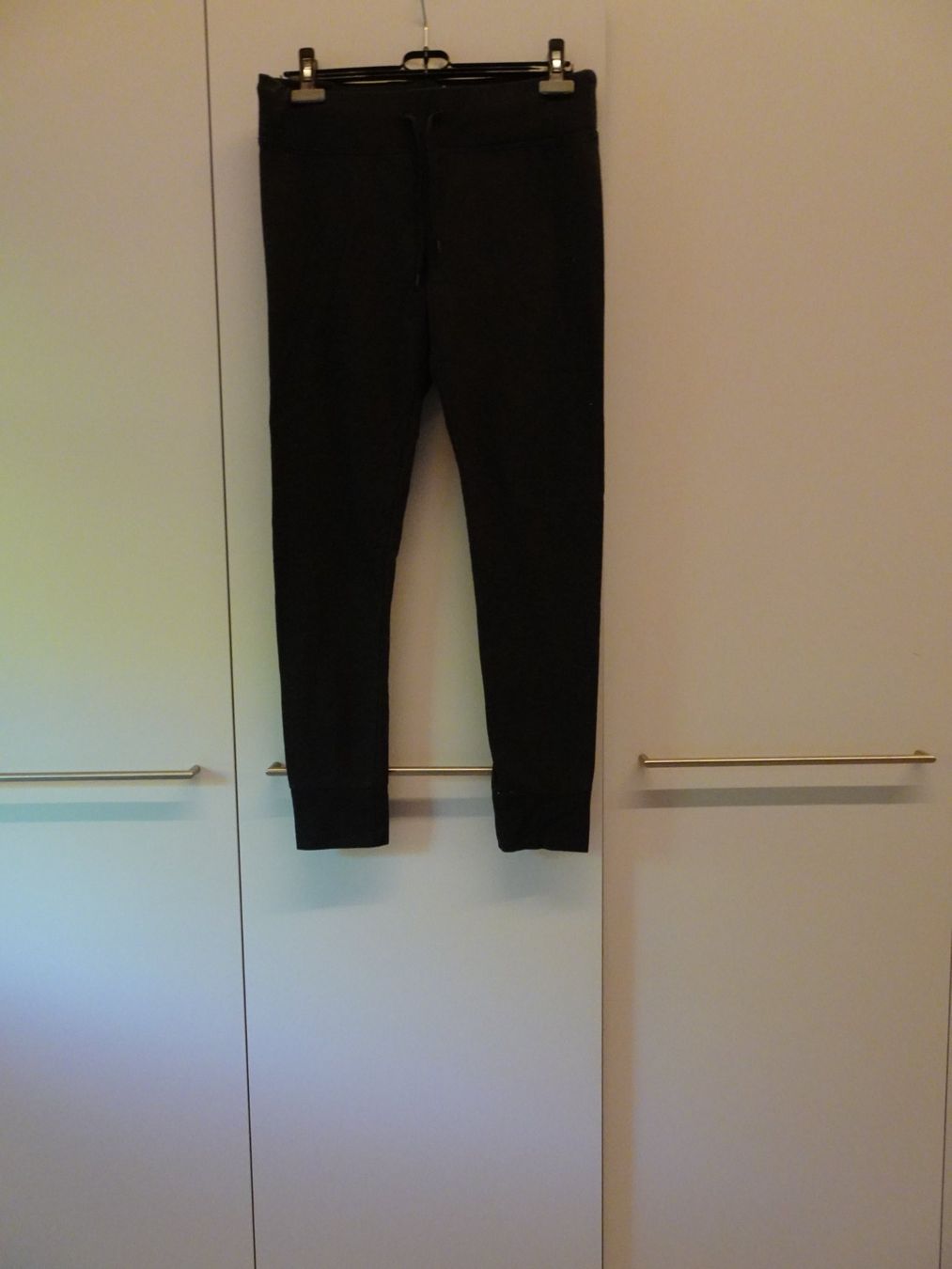 H&M Hosen: H&M Trainerhose dunkelgrau Gr. M - M372 – Gebraucht aus Küssnacht am Rigi von Good4Deckeli 4