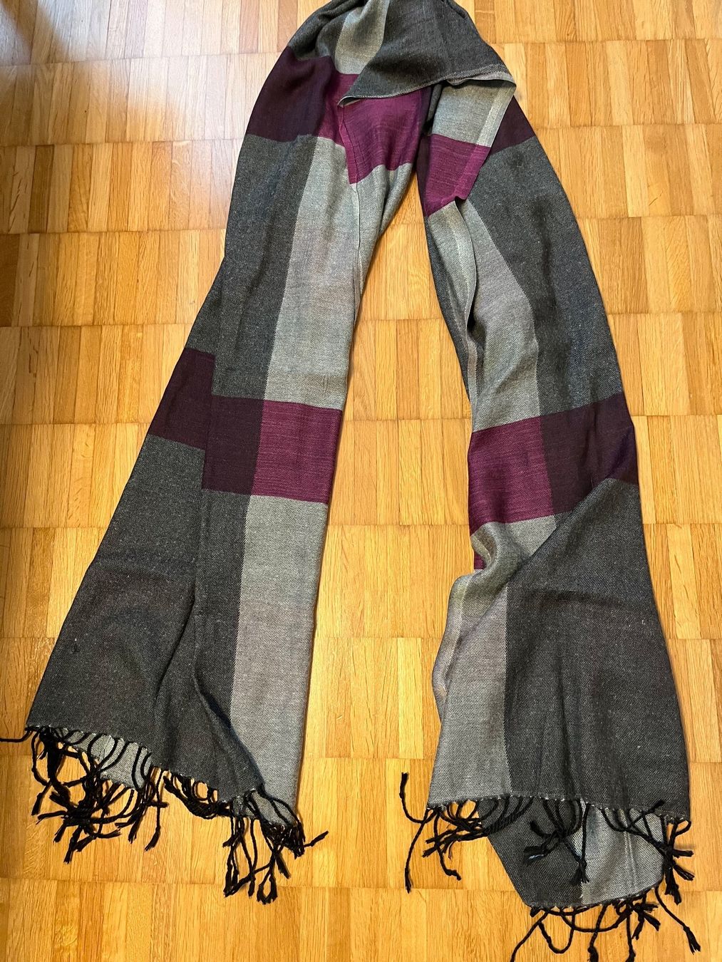 Foulard & Sciarpe: Schicker Schal, grau-lila kariert, mit Fransen – Usato da Jona venduto da Good_luck1_ 6