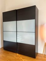 Pax-Kleiderschrank mit viel Platz und Eleganz