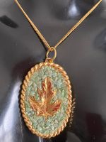 Collier vintage  avec pendentif en Jade et feuille d'érable