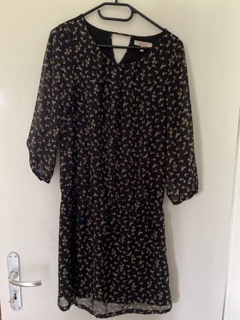 Robe noire à fleurs, t 38 - extra pour l’automne