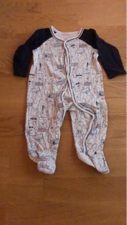 Süsser Baby Schlafanzug mit Bärchen Muster, Grösse 68