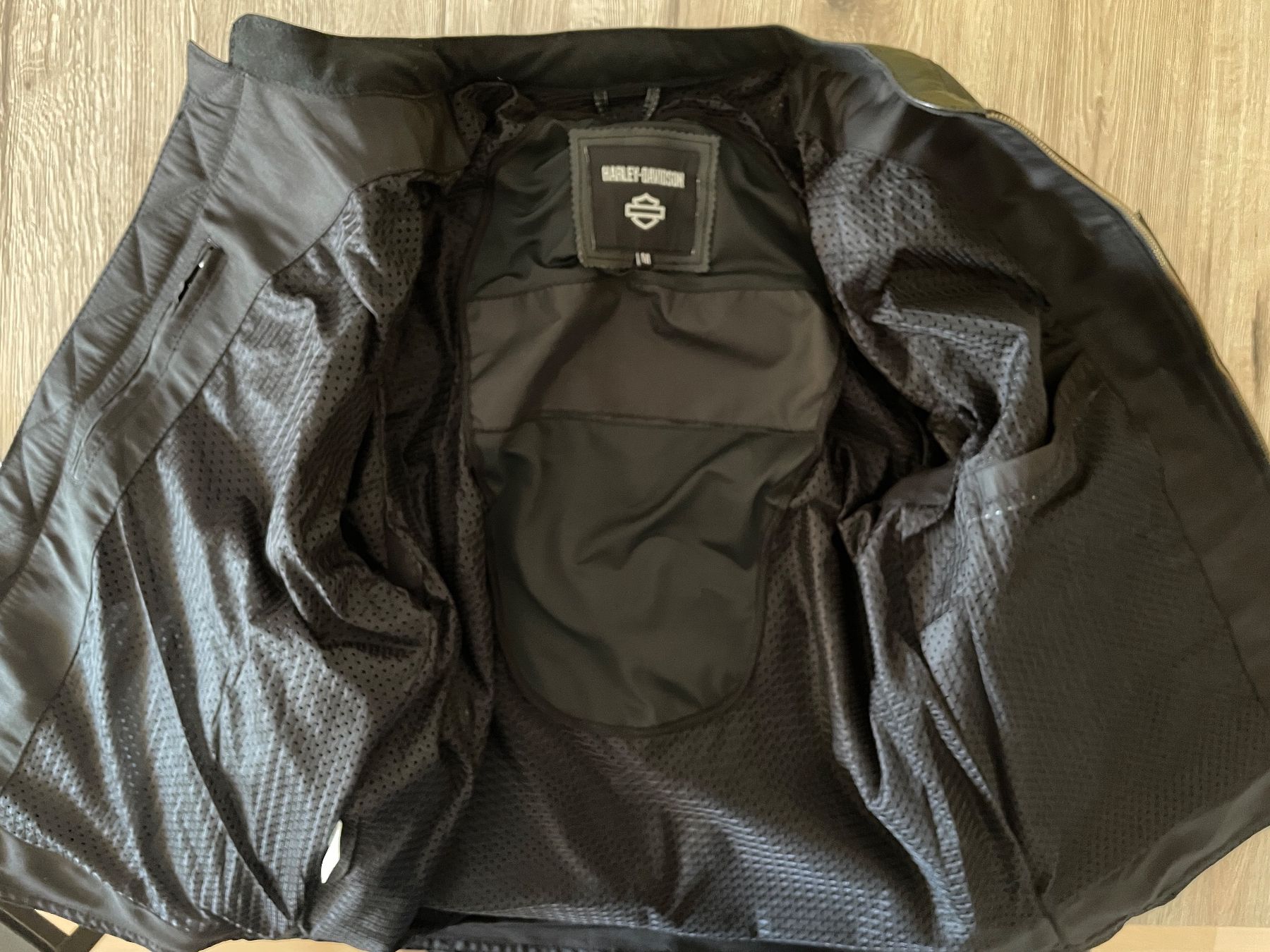Harley-Davidson Vestes: 2 x getragene Harley Davidson Lederjacke Gr. L – Neuf (Voir description) à Ins par creamo1 5