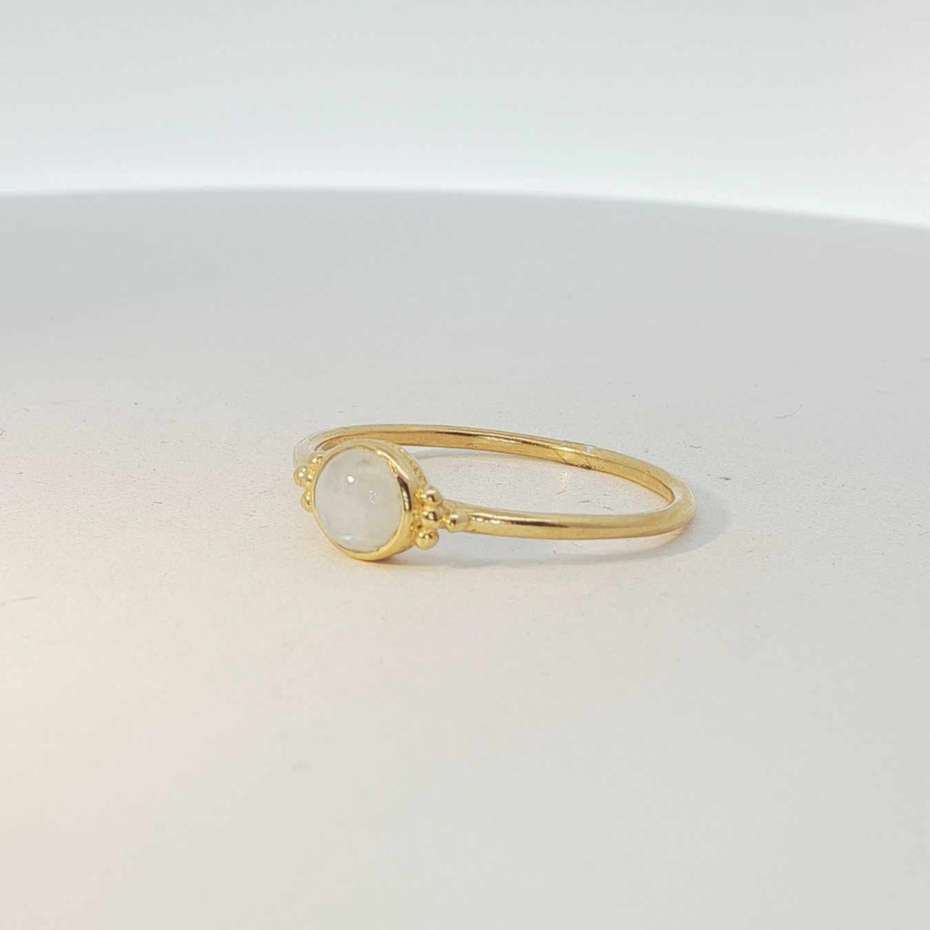 Olga Ribler Anelli: Goldiger Damenring mit Mondstein - Gr.56 – Nuovo (secondo la descrizione) da Luzern venduto da MonikaS03 3