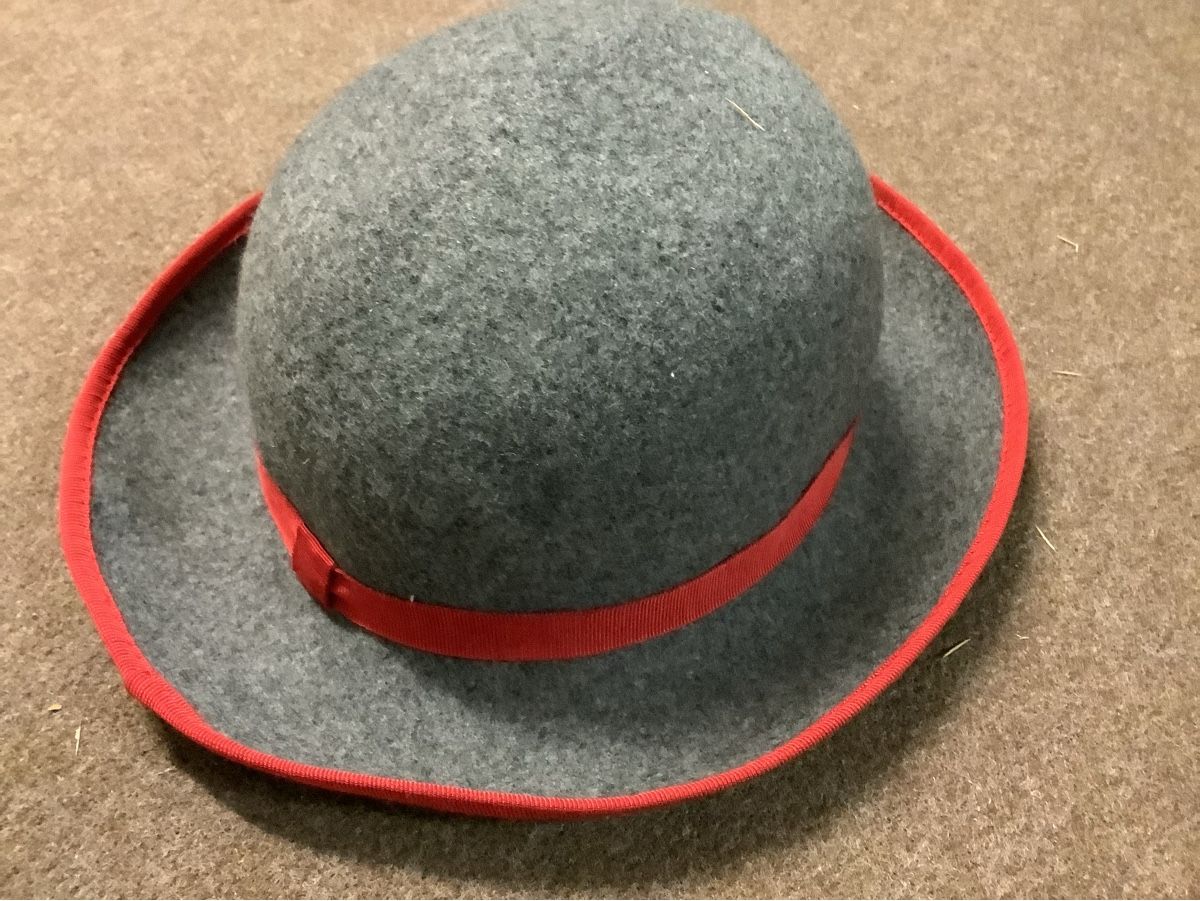 Chapeaux, bonnets & casquettes: Filzhut Grau mit rotem Band, Gr. 55 – D'occasion à Adlikon b.Regensdf par Abraxas09 1