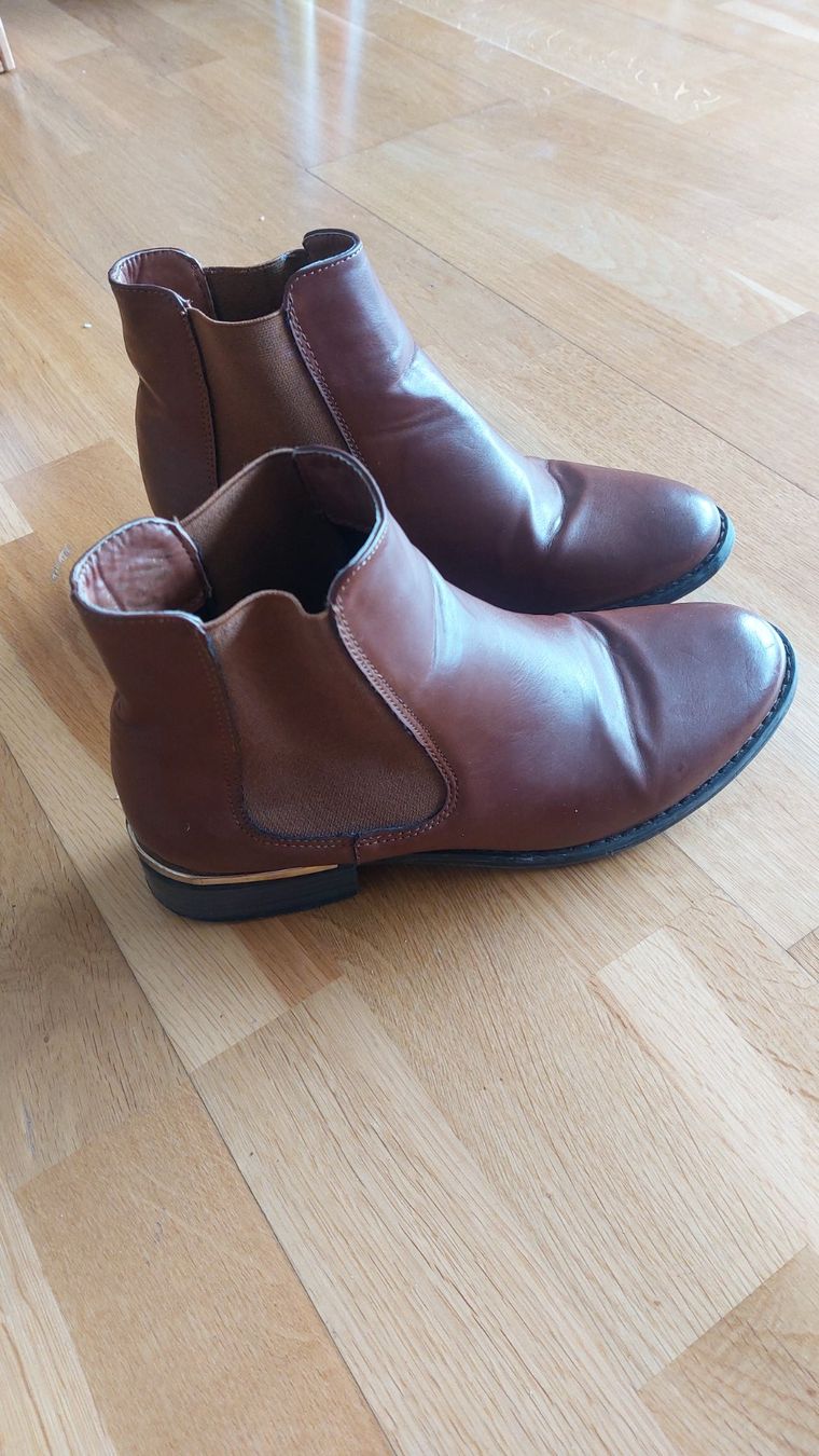 Scarpe da donna: Damenschuhe Grösse 39 – Usato da Chur venduto da rushboard