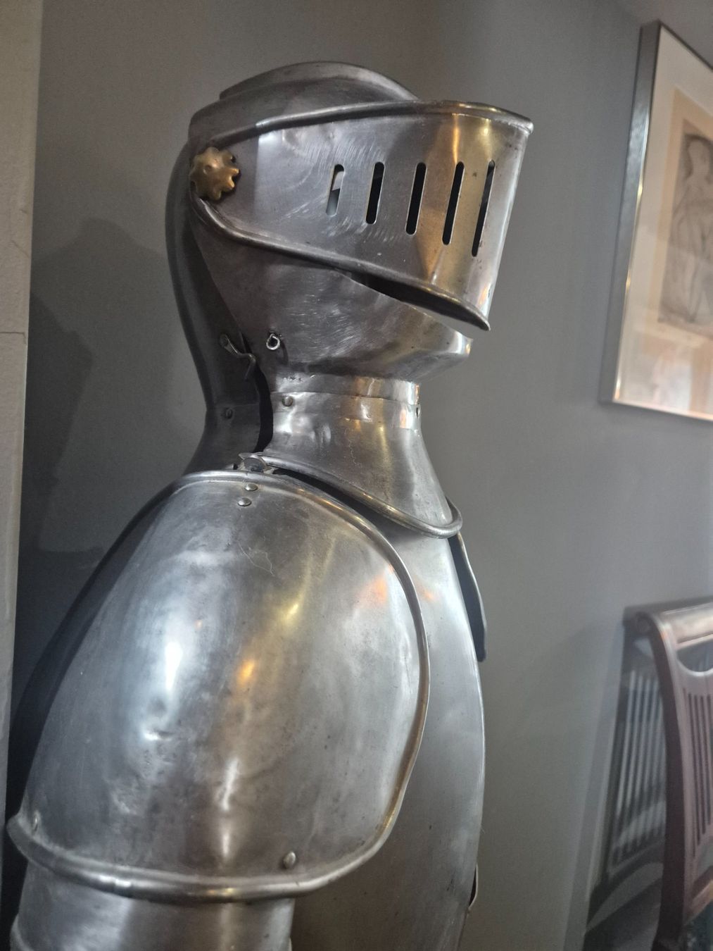 Tutte le decorazioni: Exceptionnelle Armure de jeune Prince médiéval – Usato da Morgins venduto da pmd_px9d 6