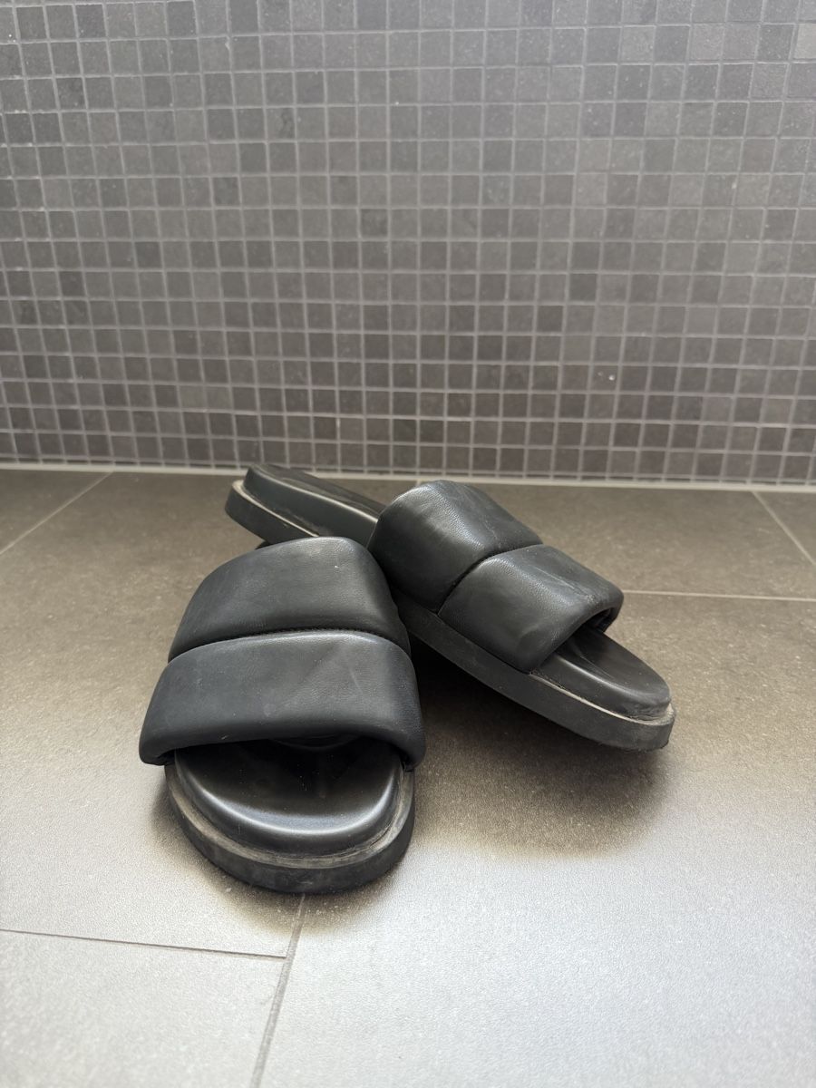 Chaussures hommes: Schwarze Pantoletten Grösse 42 – D'occasion à Rüfenacht BE par lis_rc6n