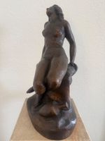 Skulptur Akt sitzende Frau auf Fels gebraucht Zustand