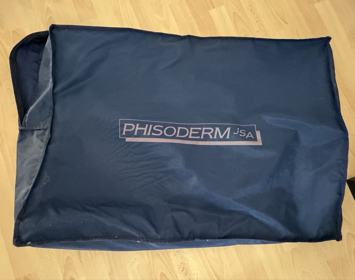 Kosmetik-& Massageliegen: Massage Table with Face Hole and Carry Bag Used – Gebraucht aus Thalwil von 0041angel 2