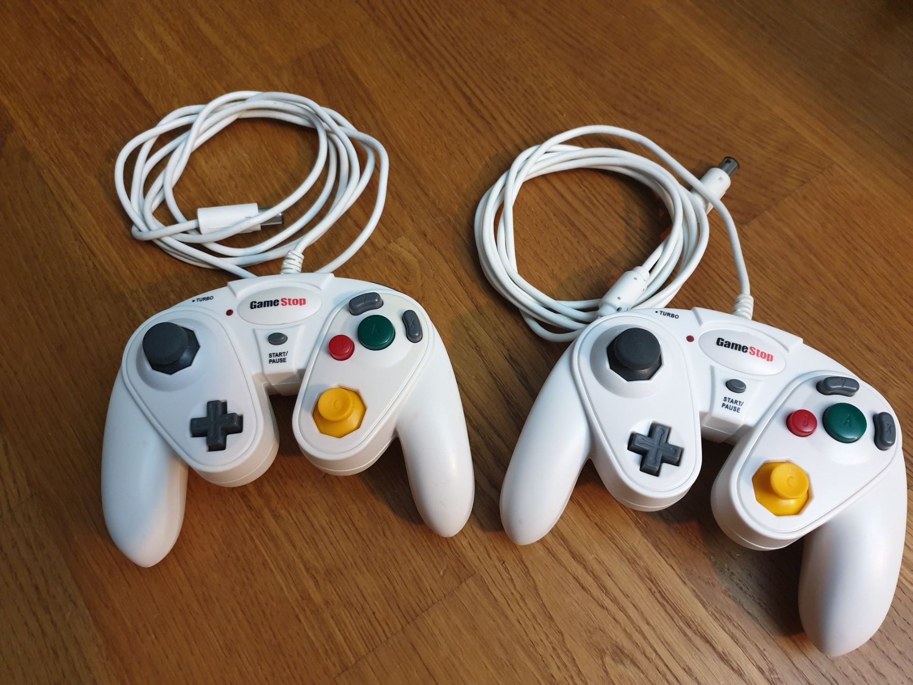 Manettes: 2x Gamestop GameCube Controller weiss – D'occasion à Rain par Rou_z26r