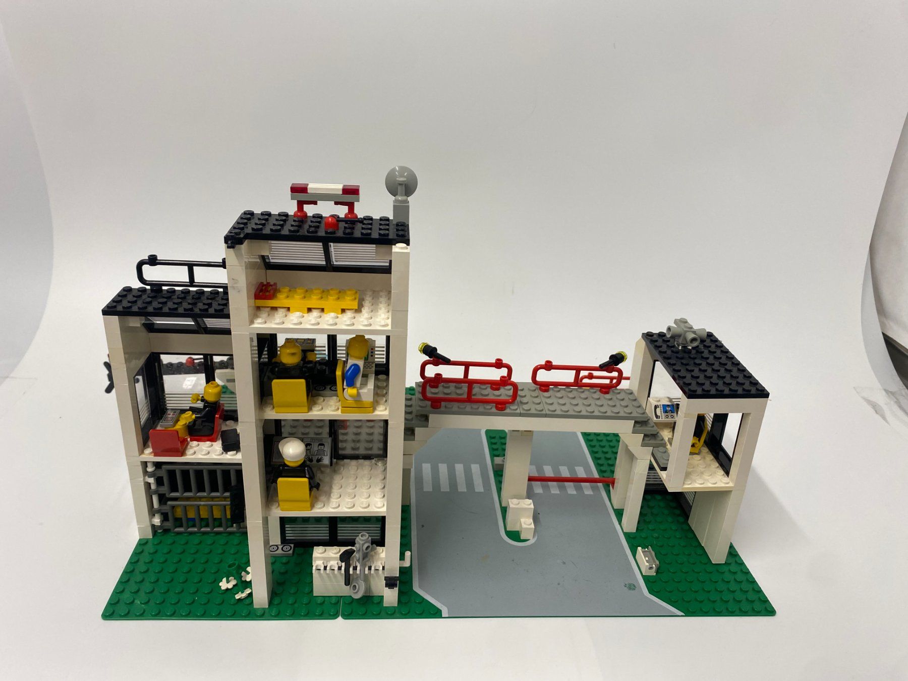 Lego Kit di costruzioni: LEGO System Polizeistation 6332 mit Helikopter – Usato da Dübendorf venduto da Limmatwerk 2
