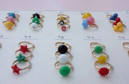 36 Kinder-Ringe auf Schmuck-Karte, Kunst-Stoff, vintage 60er