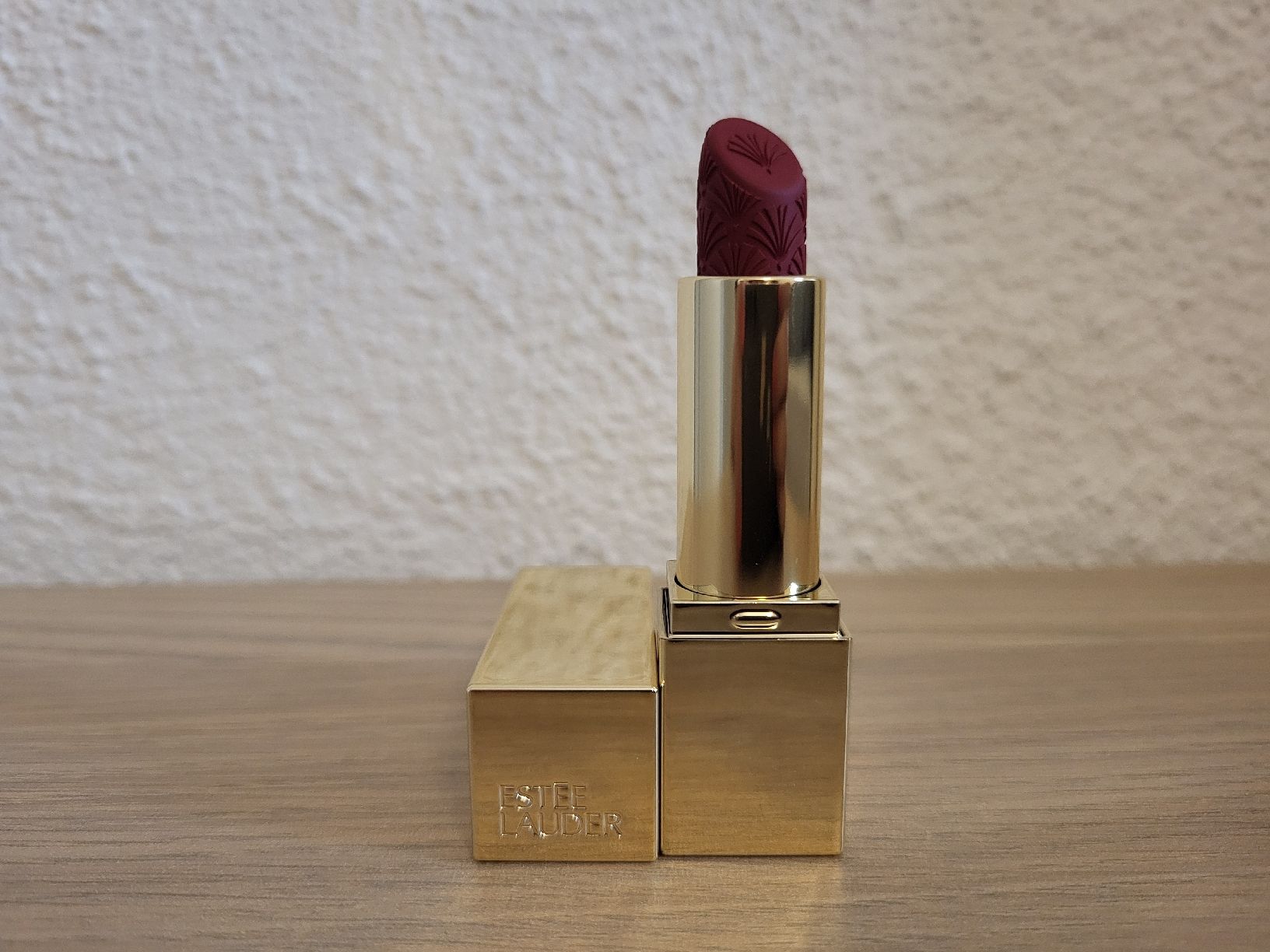 Estée Lauder Make-up: Estee Lauder Lippenstift Ruby Red Velvet LIMITED EDITION – Nuovo e nell'imballaggio originale da Nänikon venduto da Skin-Beauty