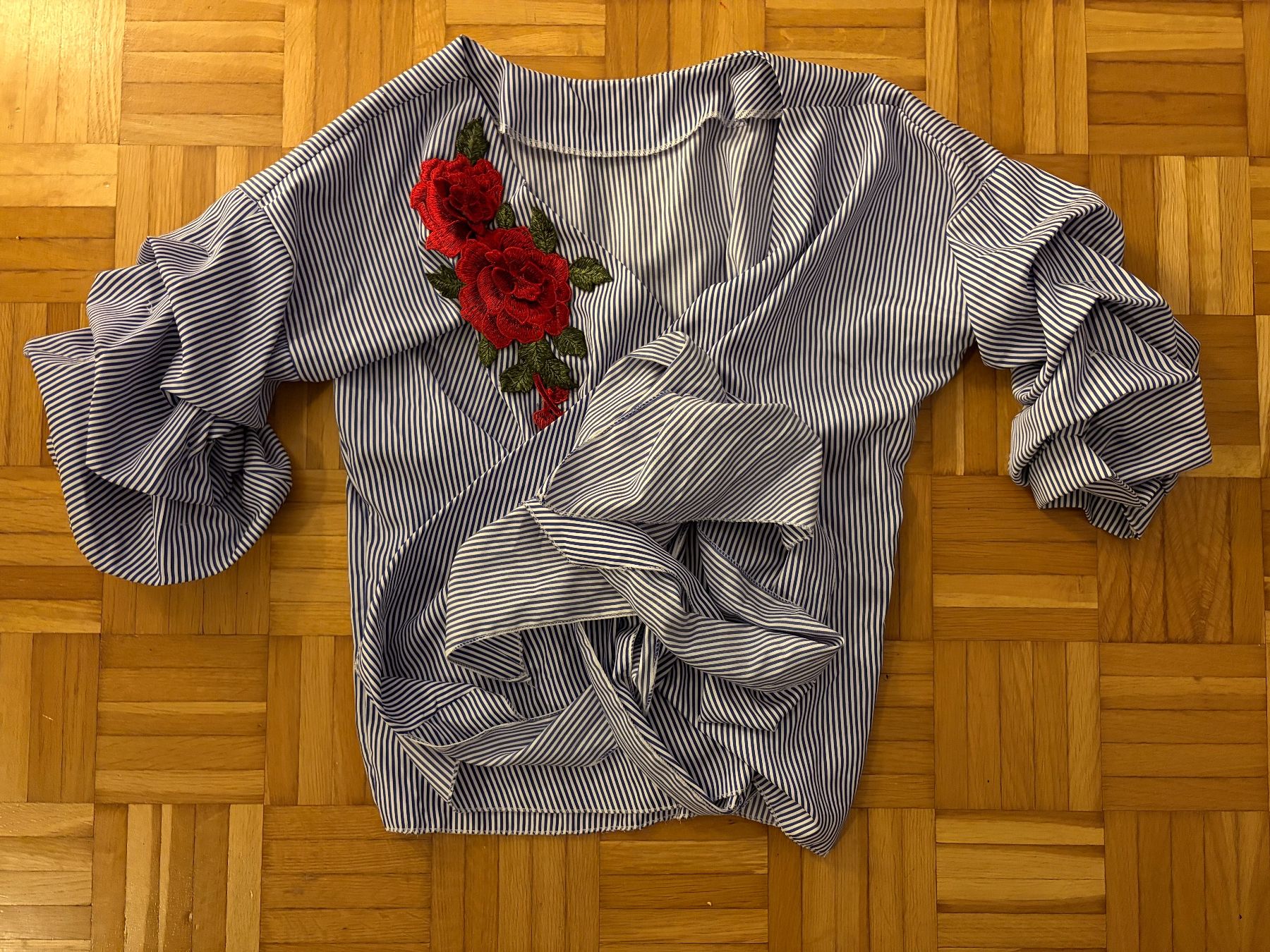 Camicette: Wickelbluse wie neu mit Rosen, Grösse M – Usato da Zürich venduto da Miush999