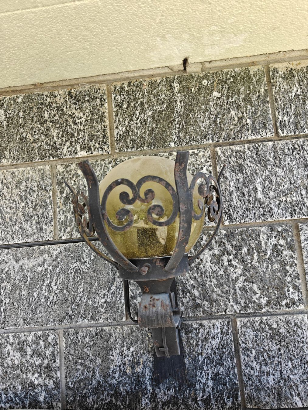 Gitter & Roste: Grille de fenêtre, support a Geranium, lampe en fer forgé – Gebraucht aus Nax von Heinanken 6