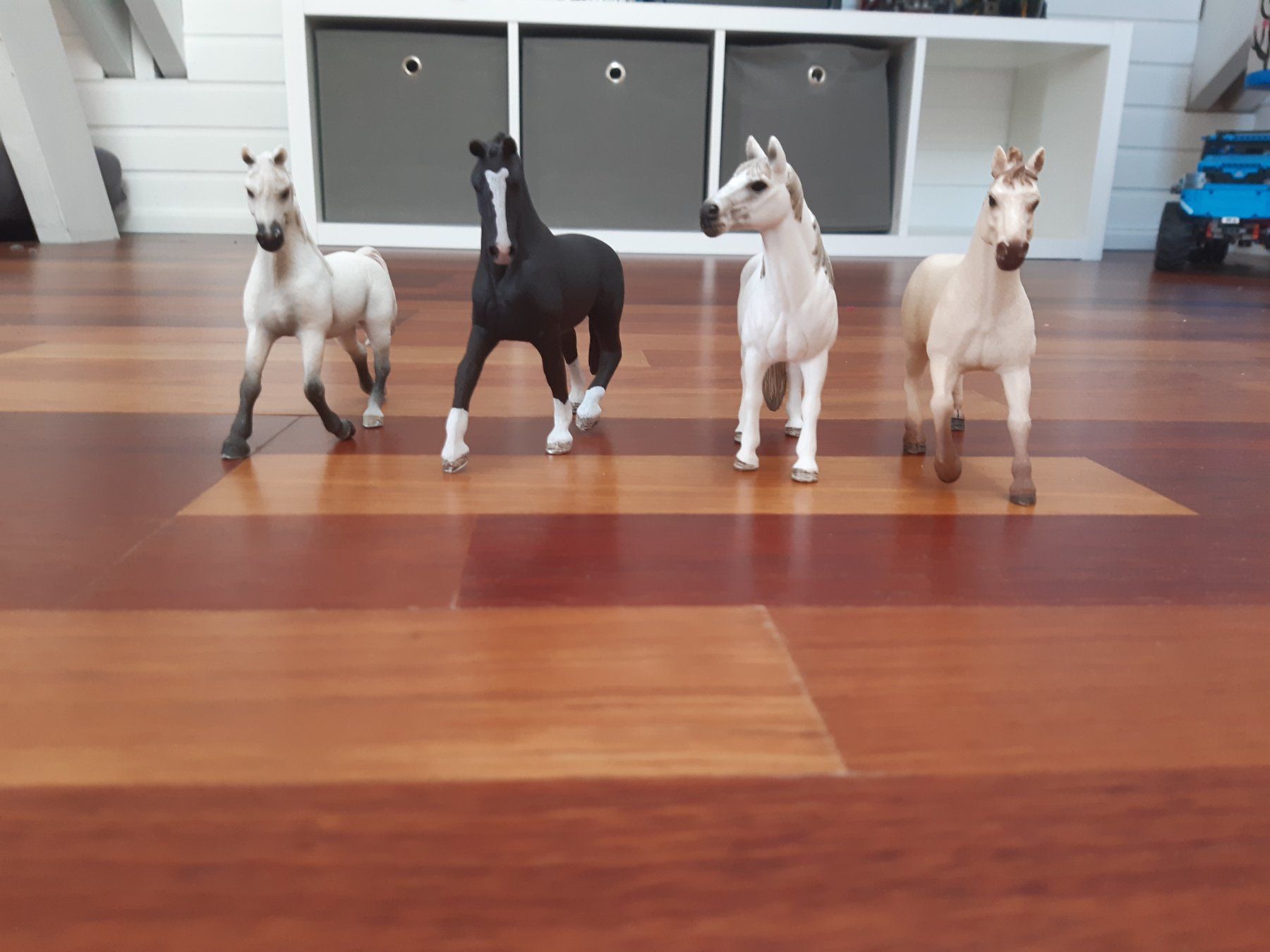 Schleich Spielzeuge: 4 chevaux Schleish/4 pferd Schleich – Gebraucht aus Romont BE von cel_2qsz
