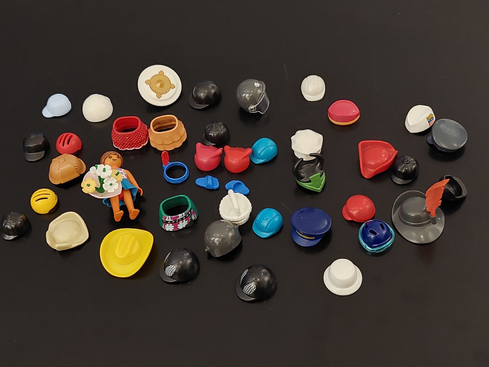 Playmobil Spielzeuge: Div. Mützen,  Helme  usw. – Gebraucht aus Zetzwil von lanst08