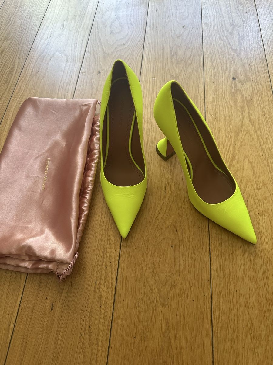 Amina Muaddi Scarpe da donna: Amina Muaddi Neon Yellow Heels, Size 38.5 – Nuovo (secondo la descrizione) da Geneve venduto da iri_dr5s 1