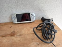 Sony Psp PSP-3004 mit Ladgerate mit 8GB Stick ohne Akku