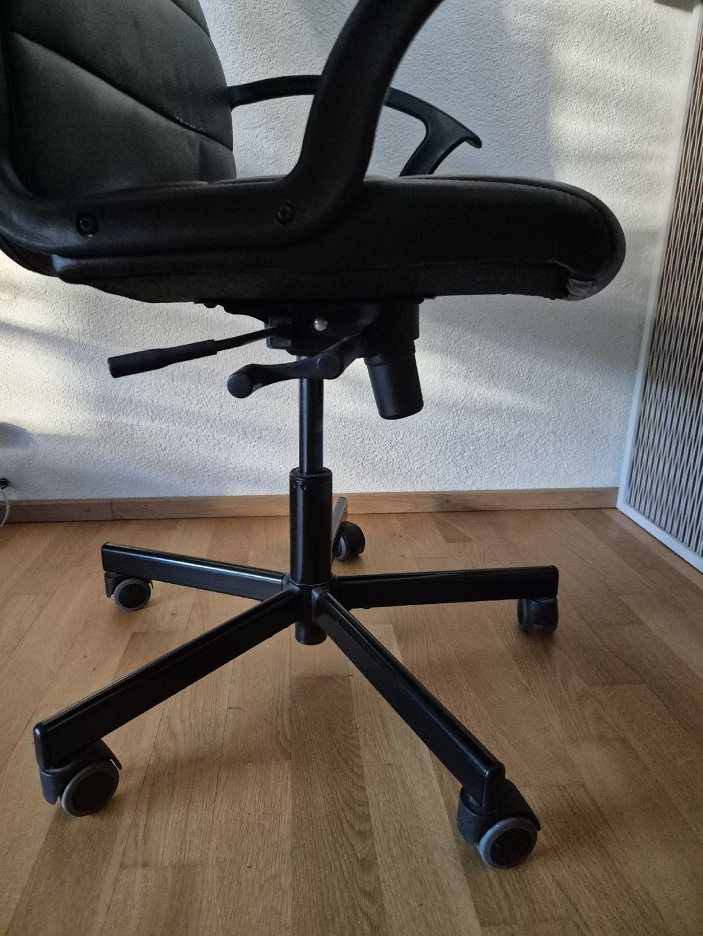 Chaises: Bürostuhl Schwarz Leder Gebraucht – D'occasion à Tann par Fuxx19 2