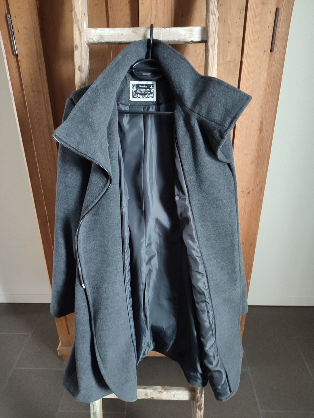 Cappotti: Grauer Parka – Usato da Dürrenäsch venduto da ShinJewel 2