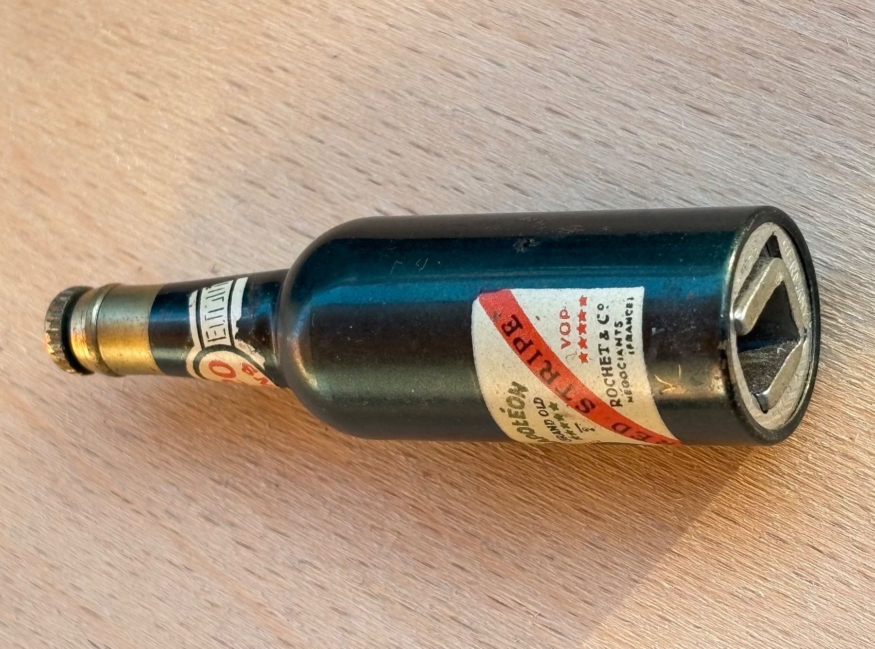Apribottiglie & Tappi per chiusura: antiker kleiner Flaschenöffner in Form einer Flasche – Usato da Lüchingen venduto da Eeizo 1