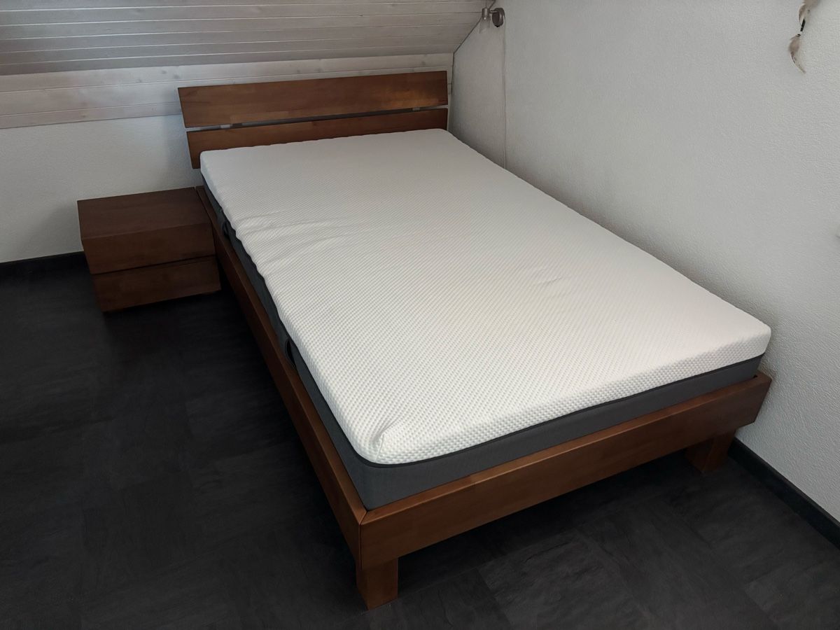 Hasena Lits: Hasena Bett inkl. Nachttisch / Rost / Matratze – D'occasion à Dorf par Rotht 1