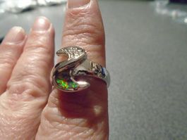 Ring silberfarbig, geschwungen, ein Teil farbig