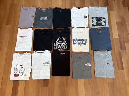 Diverse Marken T-Shirts Uniqlo, Under Armour, North Face