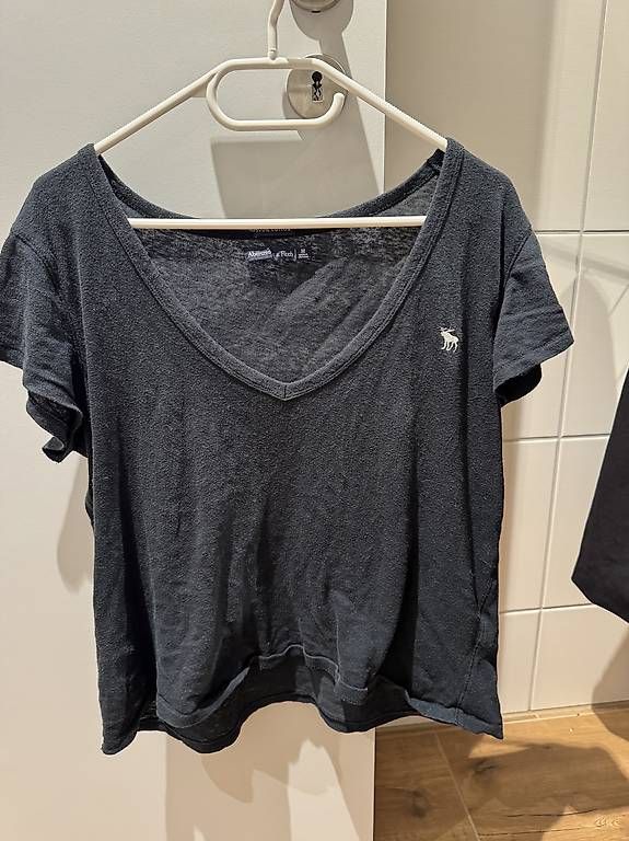 Abercrombie T-shirt: Abercrombie T-Shirt schwarz Grösse M – Nuovo (secondo la descrizione) da Lachen SZ venduto da nathiisch