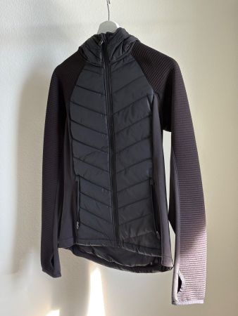 Schwarze Sportjacke mit Kapuze