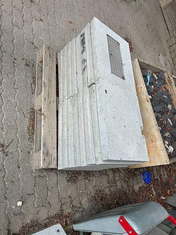 Rivestimenti per pavimenti: 15 Stk. Betonplatten mit Abwurfdeckel – Usato da Rodels venduto da Schmaetti12