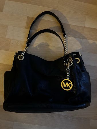 Schwarze Michael Kors Tasche, goldene Kettendetails