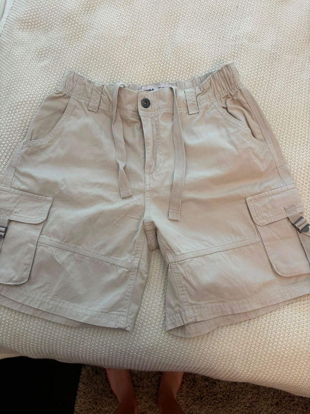 Bershka Pantalons: Kurze Hose. Woman. – D'occasion à Eglisau par Marc_J.