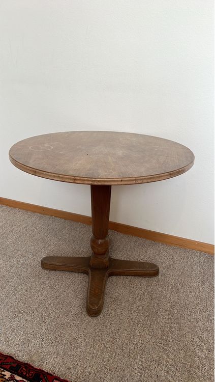 Antiker, runder Tisch aus Holz mit speziellem Fuss. (Gebraucht) in ...