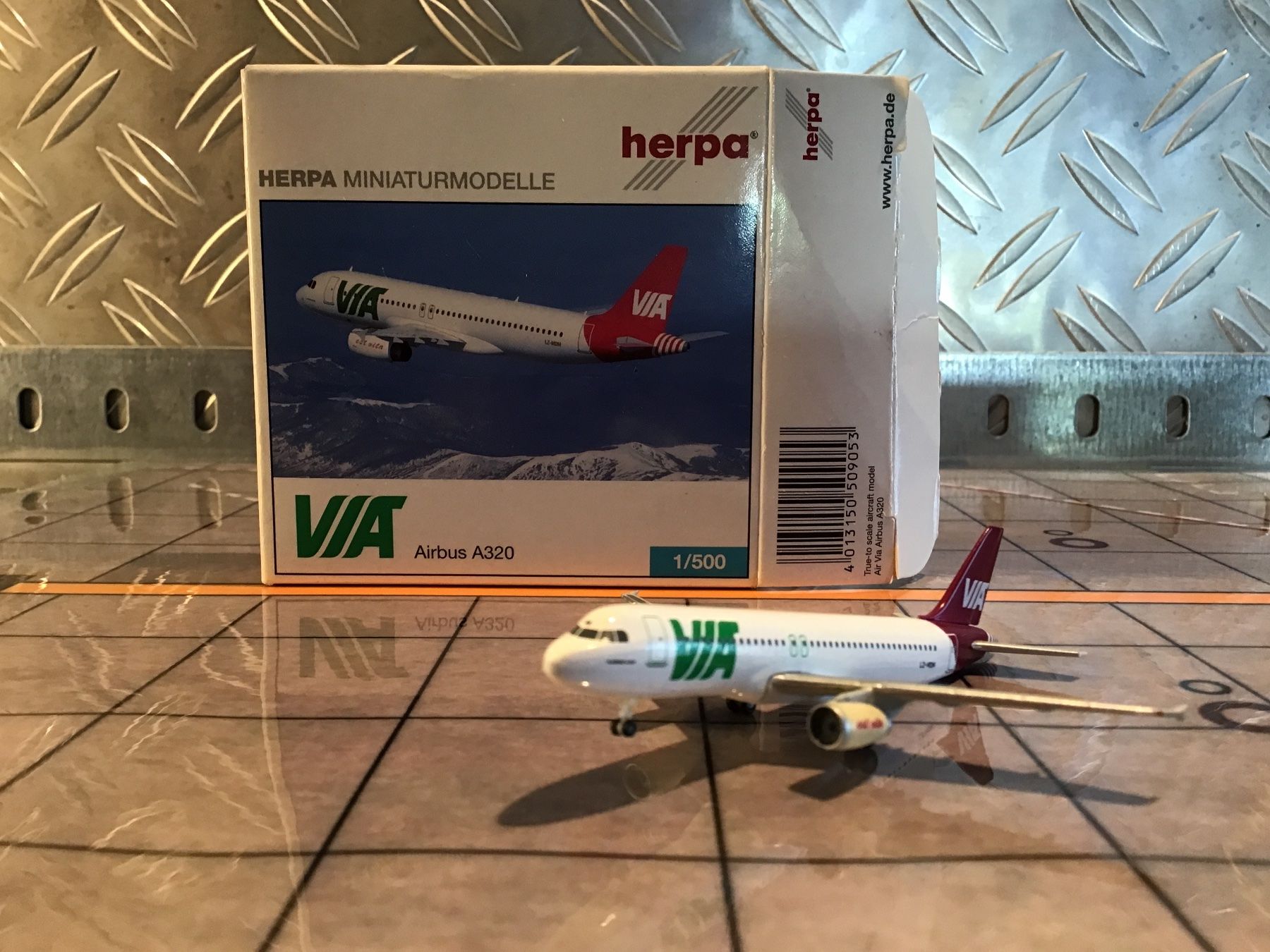 Herpa Kit di modellismo & Modellini statici: HERPA VIA AIRBUS A320 1/500 – Usato da Männedorf venduto da Spezial-Modelle 1