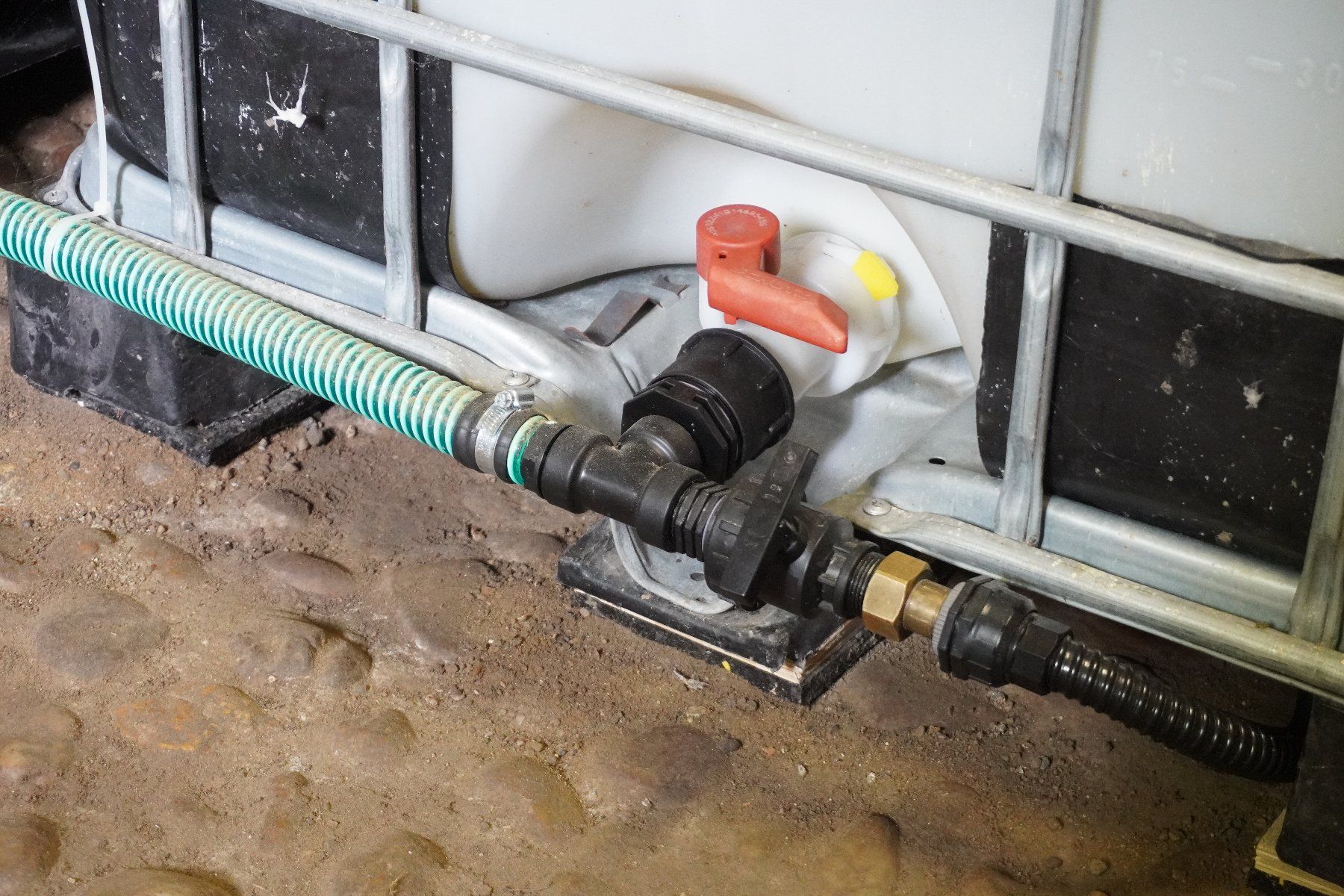 Abreuvoirs & Auges: IBC Container 1000L Regenwassertank, Gartenbewässerung – D'occasion à Thunstetten par blob87 4
