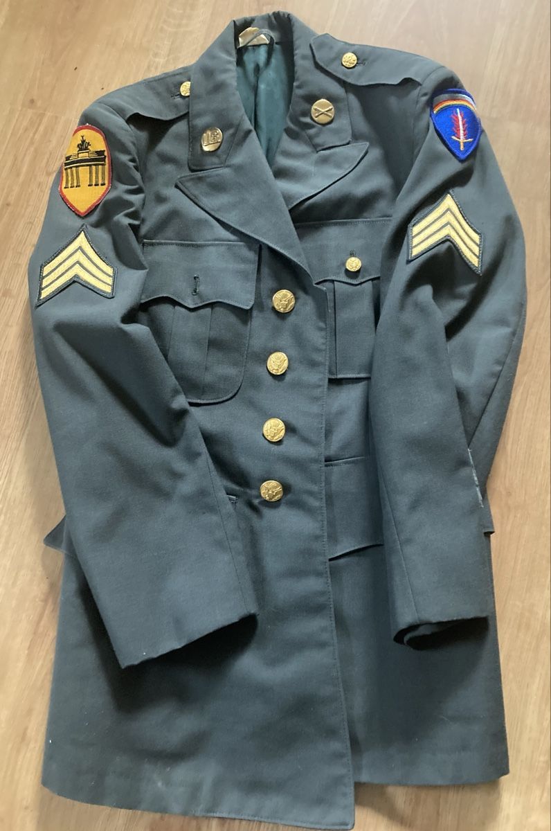 Uniformes: Veste militaire – D'occasion à Bussigny par JPS06