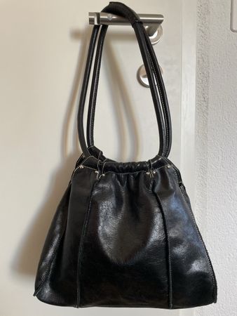 Schicke ARCADIA Handtasche aus Echtleder – Schwarz