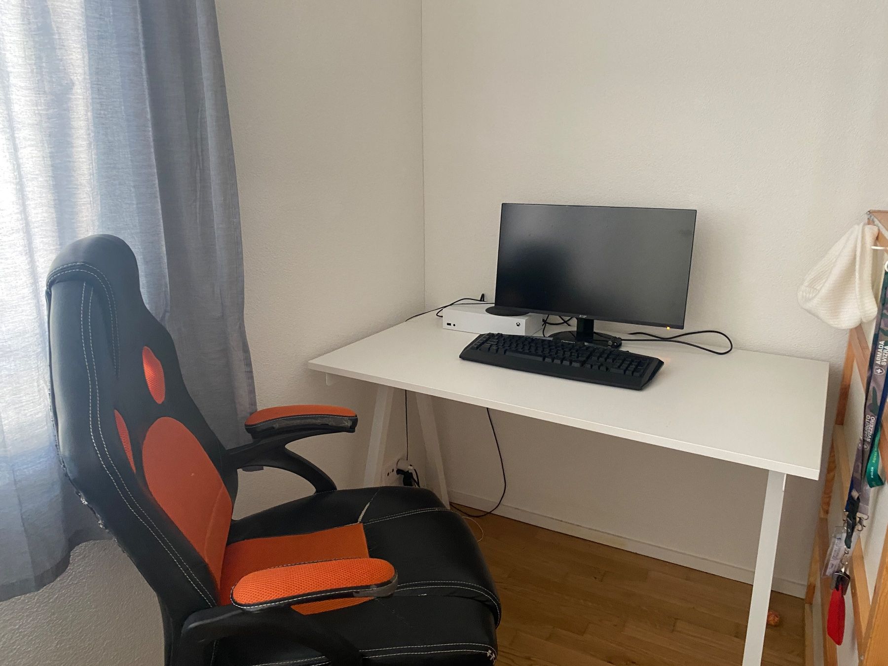 Ikea Scrivanie: IKEA desk with gaming chair – Usato da Küssnacht am Rigi venduto da mir_5tq6