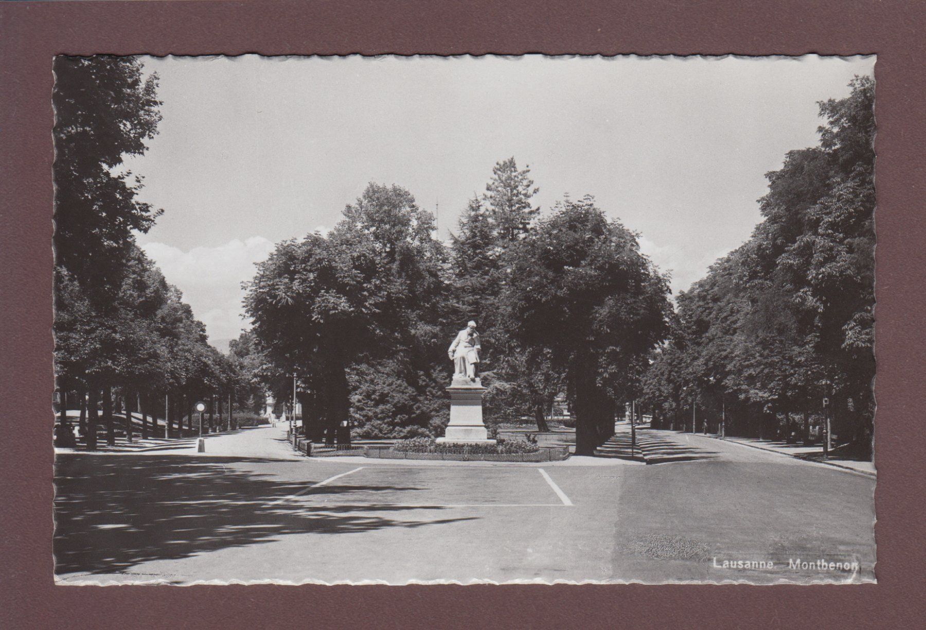 Cartoline postali: LAUSANNE - Montbenon - Statue Vinet – Usato da Pully venduto da nicecards