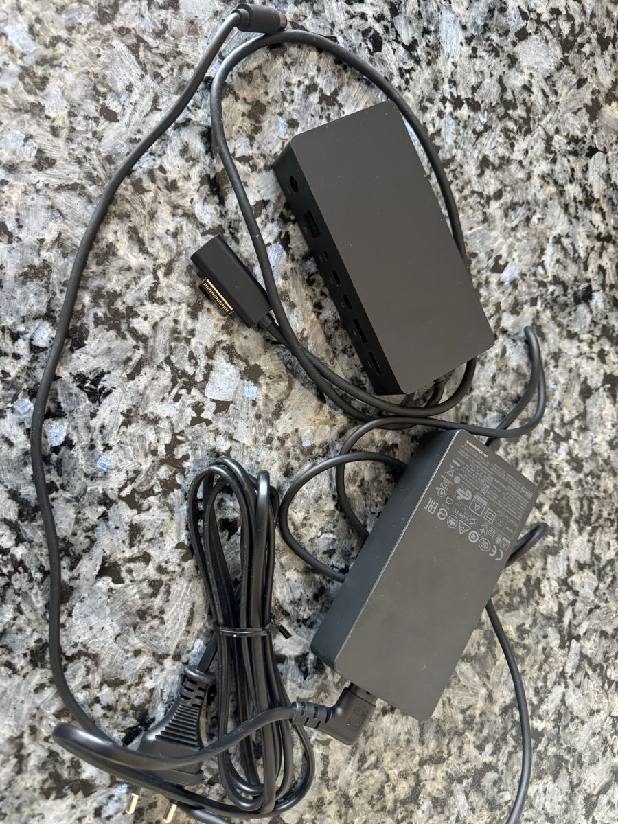 Microsoft Docking station: Microsoft Surface Dock mit Netzteil – 2x Mini DP, LAN, USB – Usato da St. Margarethen TG venduto da Apple_Lovers