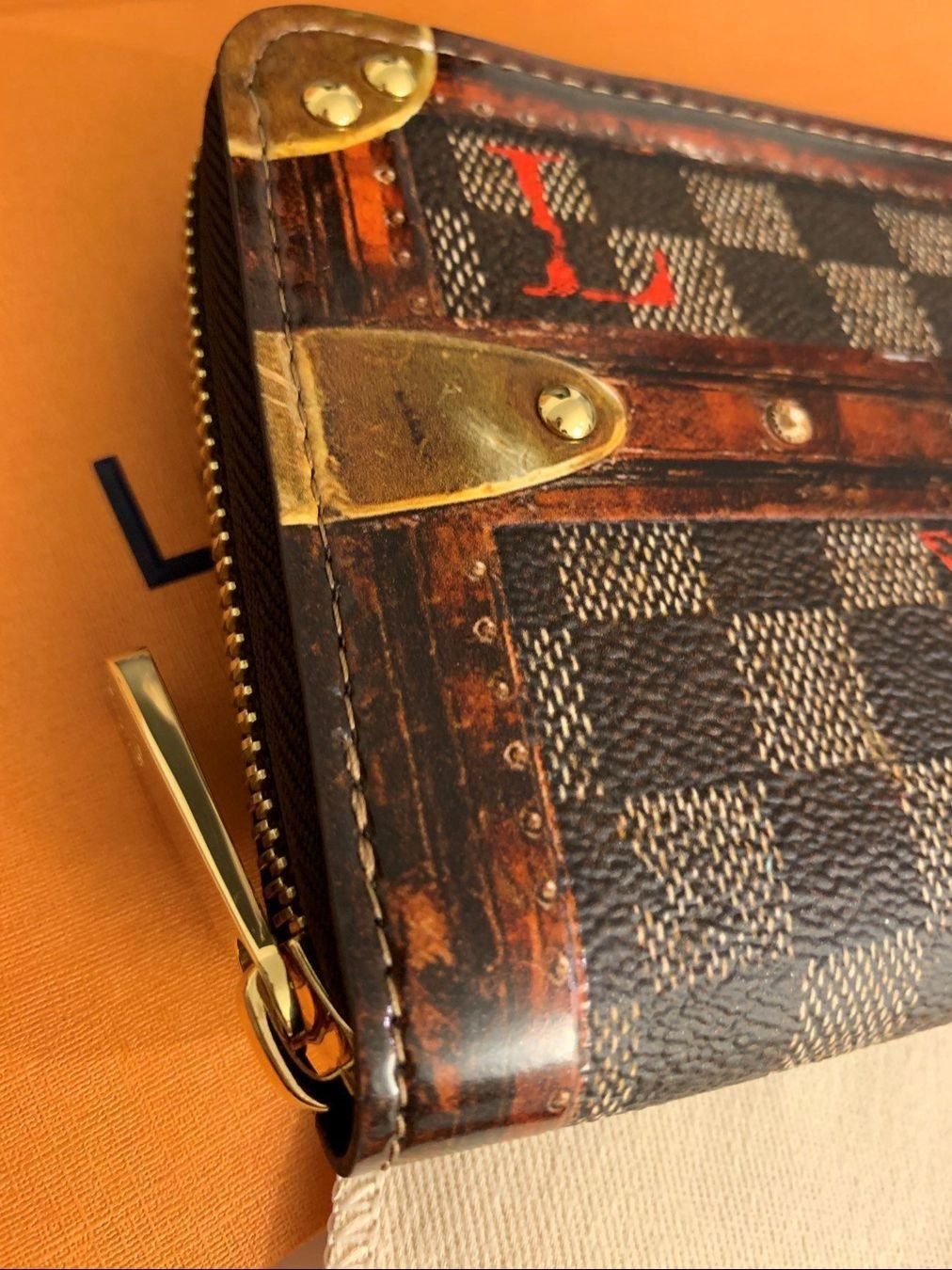 Louis Vuitton Portemonnaie: Porte-monnaie Zippy Time Trunk de Louis Vuitton – Gebraucht aus Pully von Occasions-luxe.Golay 5